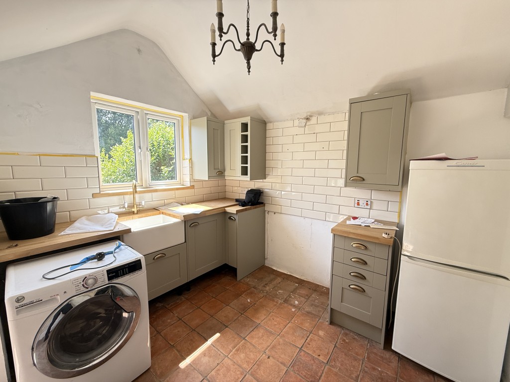 Lot: 134 - HOUSE FOR IMPROVEMENT WITH EXTENSIVE GARDEN - Kitchen